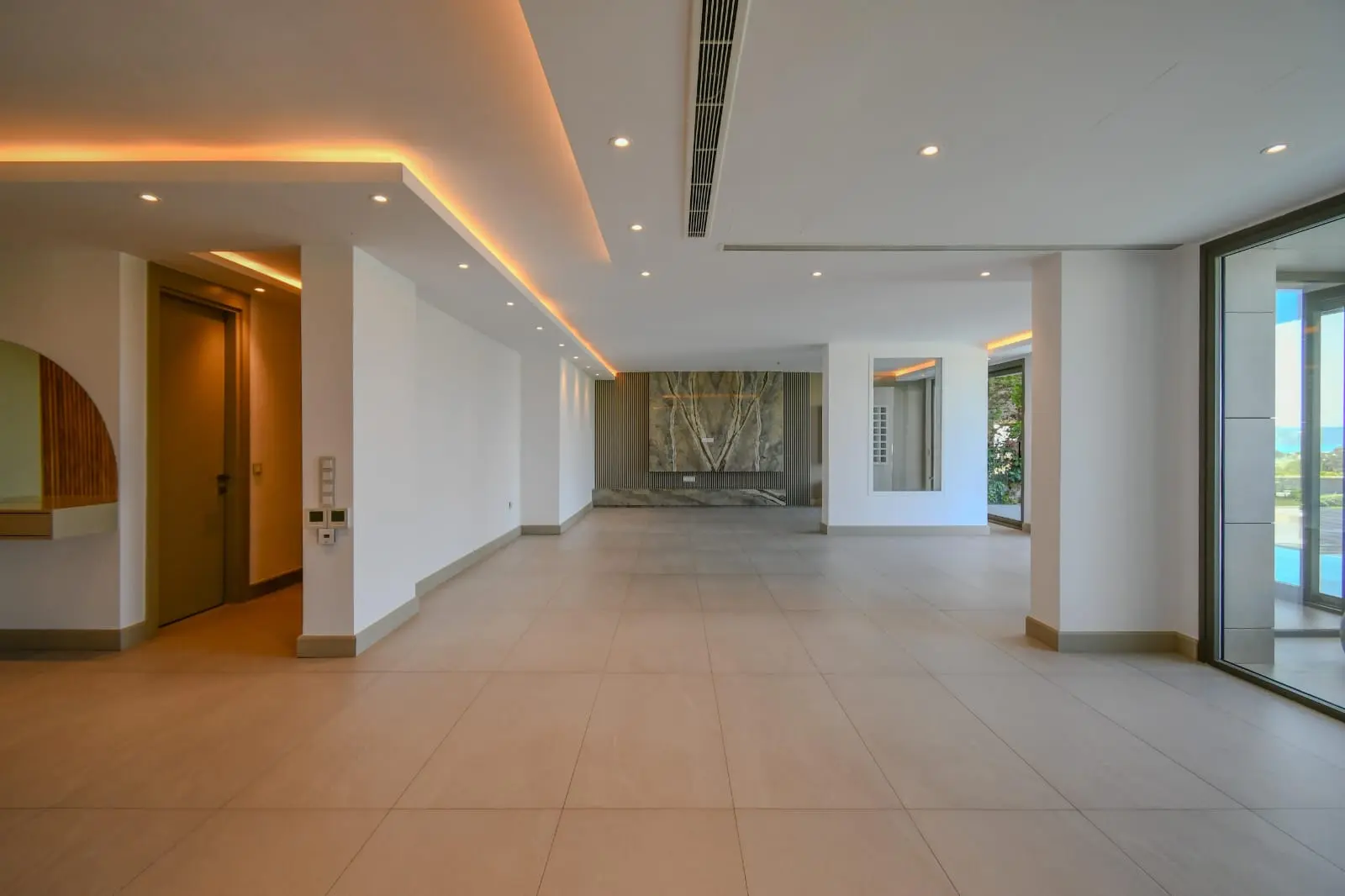 Spacious lounge